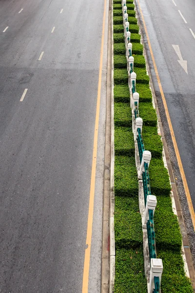 Leere Straße mit grünem Zaun und Landschaft von oben — Stockfoto