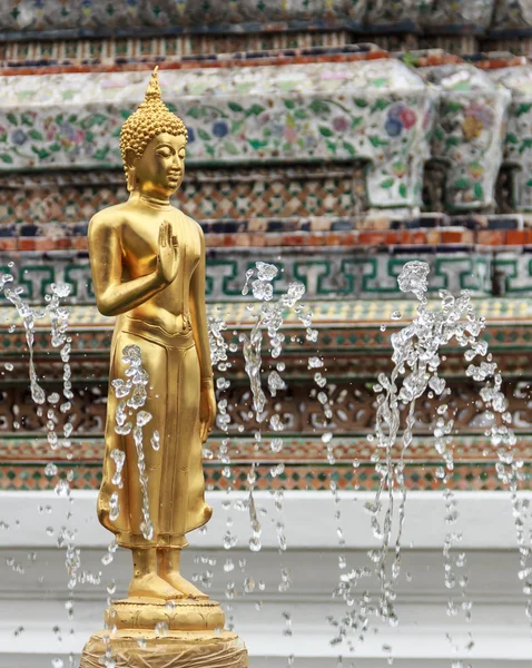Goldenes Buddha-Bild im Brunnen — Stockfoto