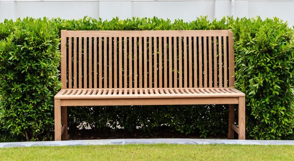 Wooden Bench in Green Bush — Stockfoto