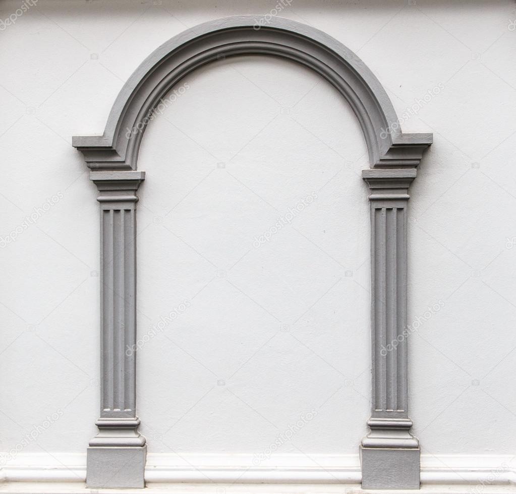 Arch molding on the wall