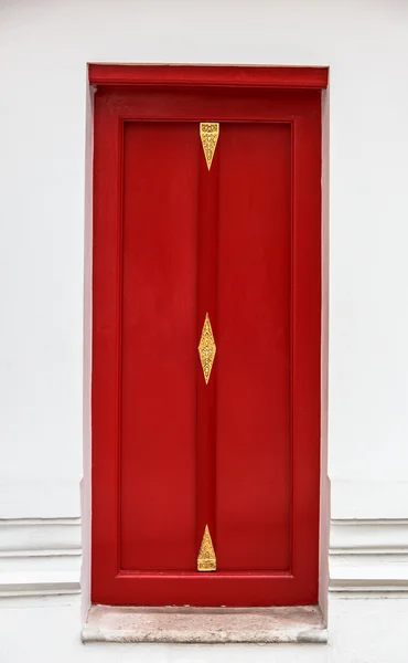 泰式风格红门与传统雕刻图案 — 图库照片