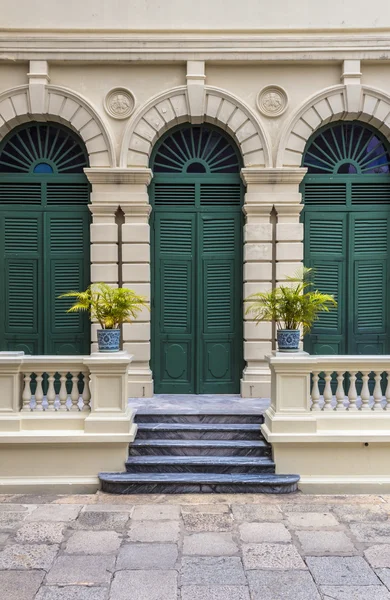 Európai stílusú zöld ajtó a régi épület a nagy palota, Bangkok, Thaiföld — Stock Fotó