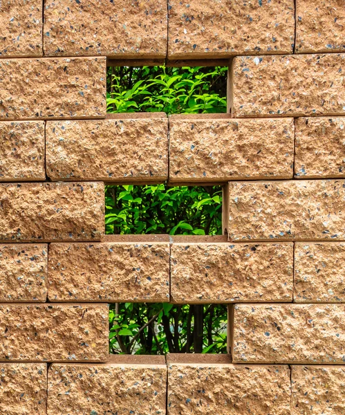 Piccola finestra sulla parete di mattoni marrone — Foto Stock