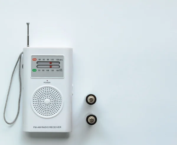 Malé bílé rozhlasový přijímač s dvěma bateriemi — Stock fotografie