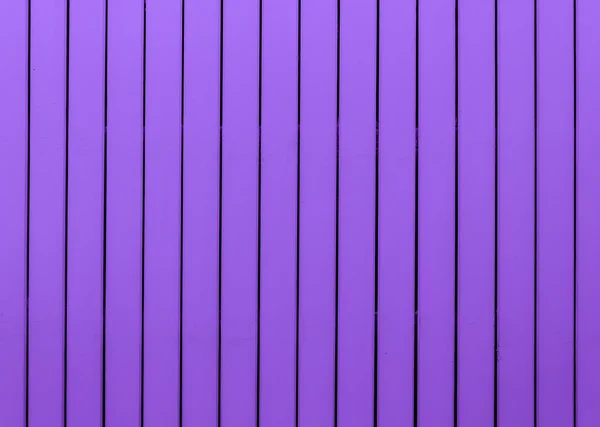 Фиолетовый окрашенный фон дерева, вертикальный узор — стоковое фото