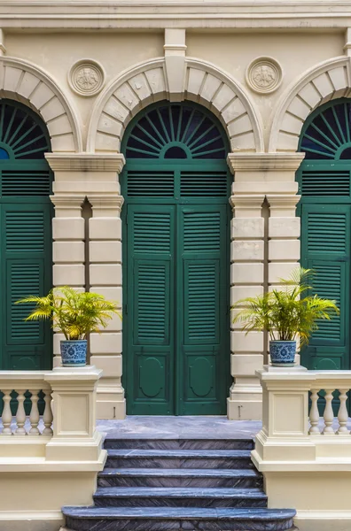 Porta verde estilo europeu de edifício antigo em grande palácio, Bancoc, Tailândia Imagem De Stock