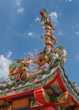güneşli gün üç Çin altın ejderha
