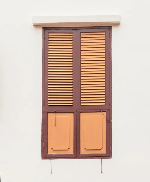 Houten venster op gewone muur — Stockfoto