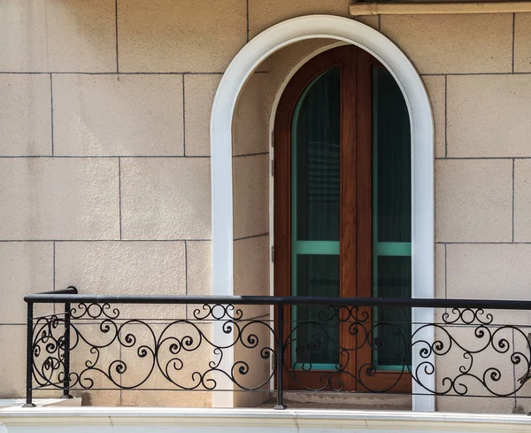 Yenilenmiş binanın balkon ve dekoratif çit — Stok fotoğraf