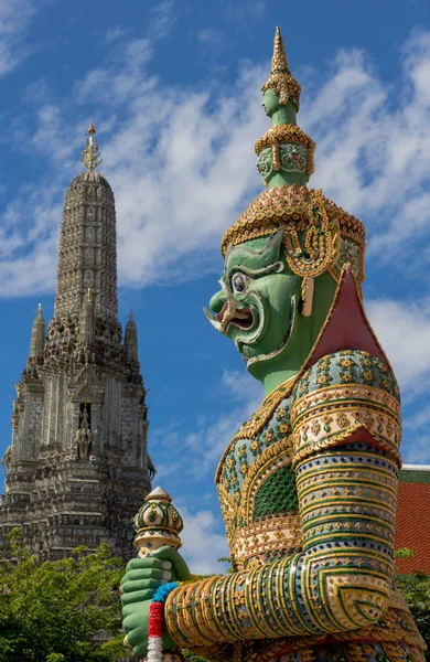 Estátua do Guardião com o fundo do Templo da Alvorada, Tailândia Fotografia De Stock