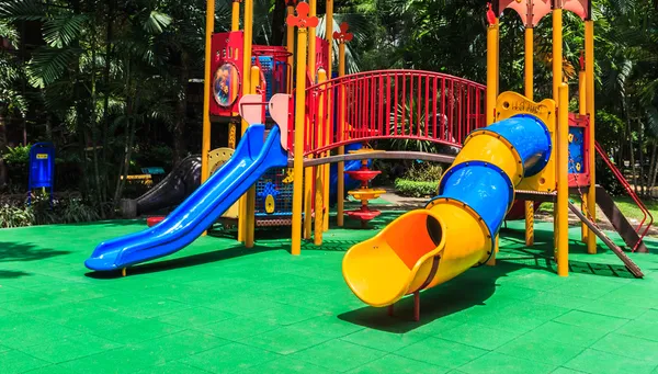 Playground colorido com piso de borracha elástica verde para crianças Imagem De Stock
