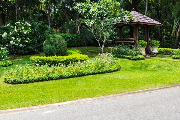 Landschaft im Park mit Holzpavillon — Stockfoto