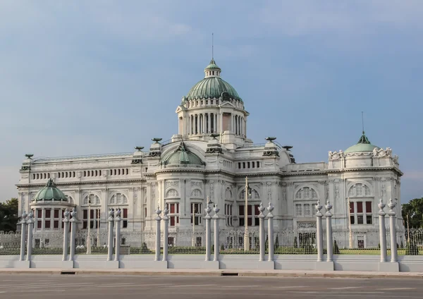 Prachtige Italiaanse neo-klassieke troon hall — Stockfoto