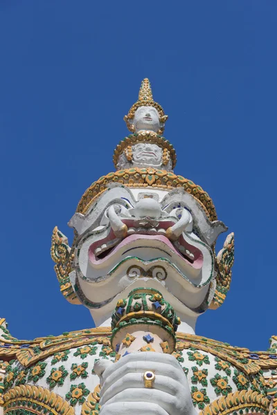 Witte hoedster standbeeld bij de tempel van dawn, thailand — Stockfoto