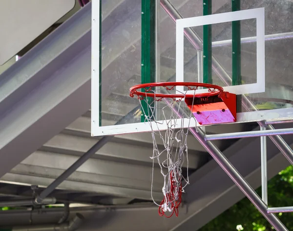 Basketbal hoepel met net beschadigd. — Stockfoto