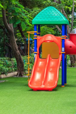 yeşil çim üzerinde çocuklar için kırmızı çift slaytlar