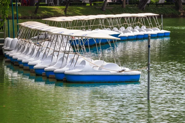 Barcos de pedais trancados em Peaceful Lake Marina, Equipamento de recreação Fotografia De Stock