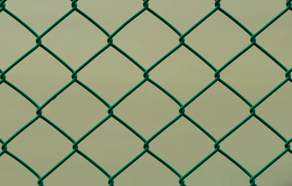 Green Wire Fence isolated on Brown Background, Horizontal pattern — Stock Photo, Image