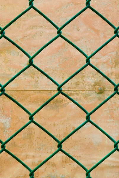 Cerca de alambre verde oxidado con fondo de pared grunge, patrón vertical — Foto de Stock