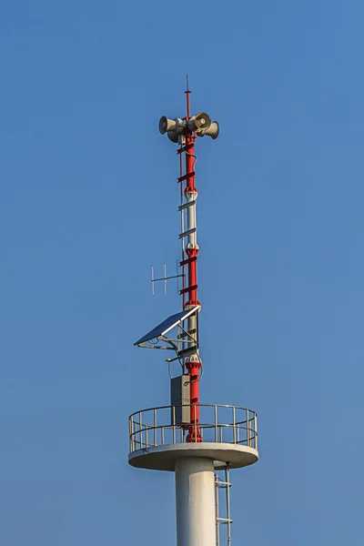 Torre de alto-falantes públicos contra fundo azul do céu — Fotografia de Stock