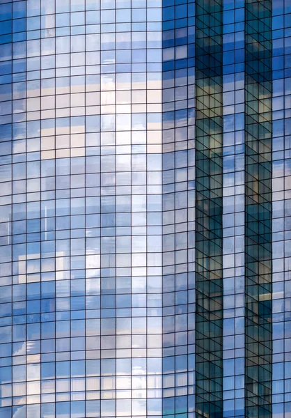 Bâtiment en verre moderne avec réflexion du crépuscule — Photo