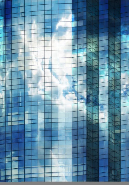 Modern Building Facade with Reflection of Clouds and Sky — Stock Photo, Image