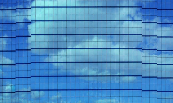 Modern Building Facade with Reflection of Clouds and Sky — Stock Photo, Image