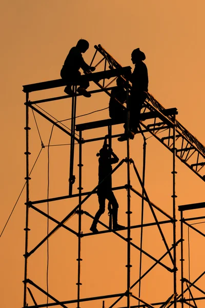 Silhouette of Workmen on assembling concert stage — Stock Photo, Image