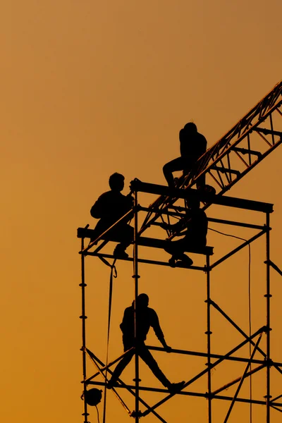 Silhouette of Workmen on assembling concert stage — Stock Photo, Image