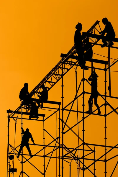 Silhouette of Workmen on assembling concert stage — Stock Photo, Image