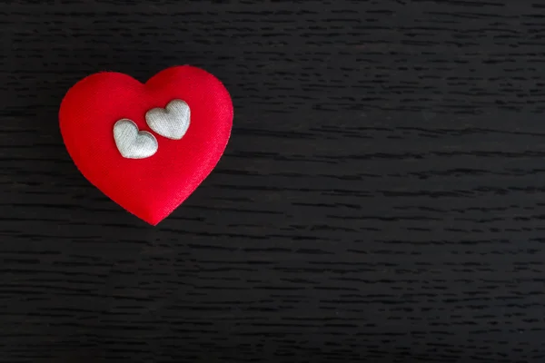 Corazón de plata y rojo sobre fondo de madera — Foto de Stock