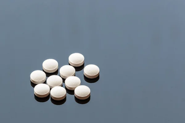 Witte pillen geïsoleerd op glas achtergrond — Stockfoto