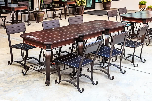 Tavolo da pranzo e sedie in terrazza — Foto Stock