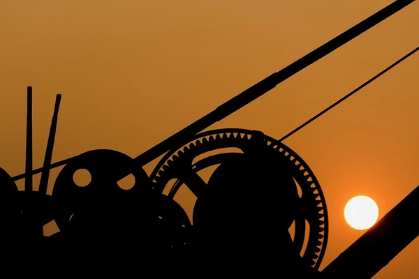 Silhouette of Old Crane in Sunset Background – stockfoto