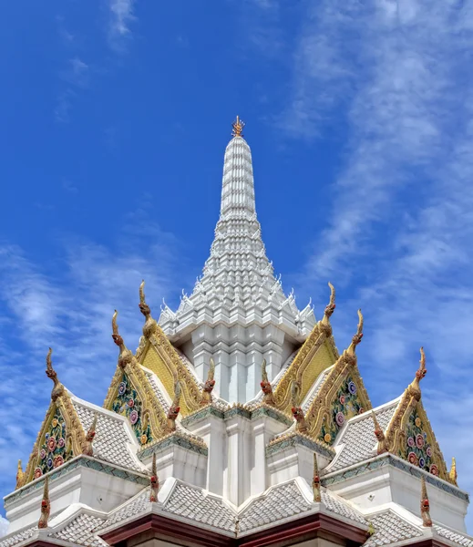 Stupa blanc contre ciel bleu — Photo