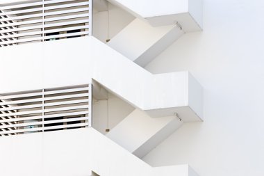 beyaz bina dışında yangın merdiveni