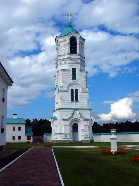 Колокольня Св. Троицы Александро-Свирского монастыря — стоковое фото