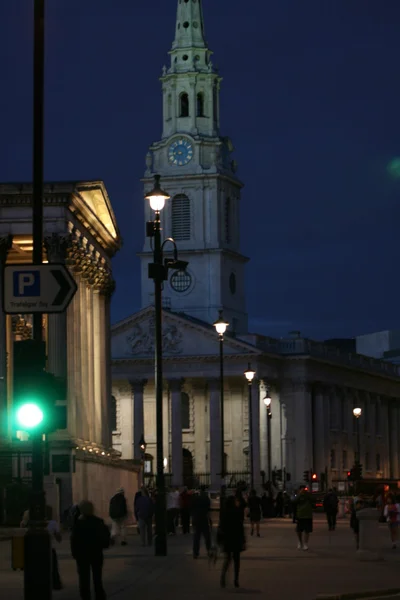 런던의 국가 화랑, 밤 빛 녹색 신호등 산책 — 스톡 사진