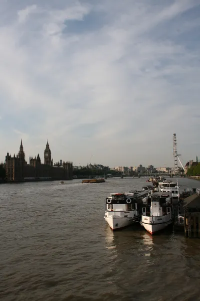 London view of the Thames boats Parliament and the London Eye — Stock Photo, Image