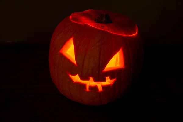 Cadılar Bayramı balkabağı feneri içinde mum ışığı ve tepesi açık