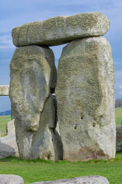 Stonehenge 'de üzerinde taş olan iki sütun.