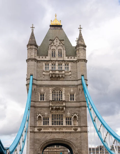 Bulutlu bir günde Kule Köprüsü 'nün Kulesi