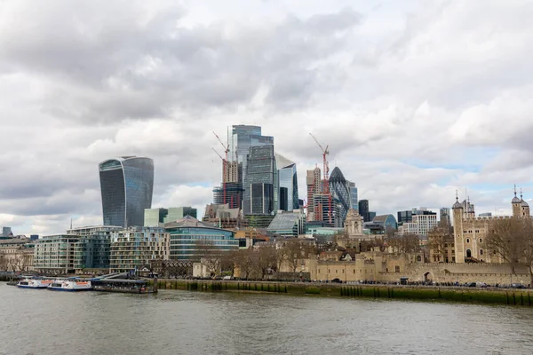 从伦敦塔桥看伦敦塔后建筑物的城市景观 — 图库照片