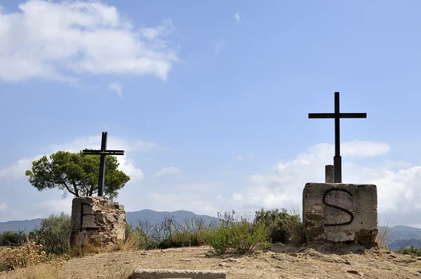 Kříže na vrcholu hory — Stock fotografie