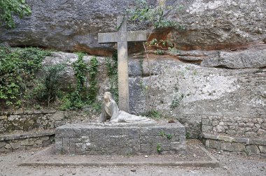 Monumento de dios tumbado tr la cruz