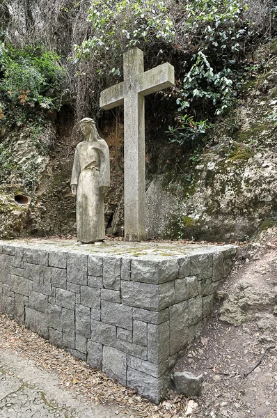 Monumento de dios con cruz —  Fotos de Stock