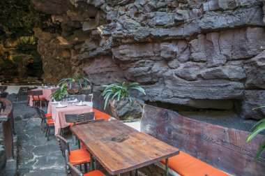 Bar bir mağara içinde