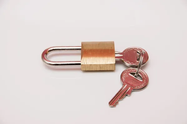 Padlock met toetsen — Stockfoto