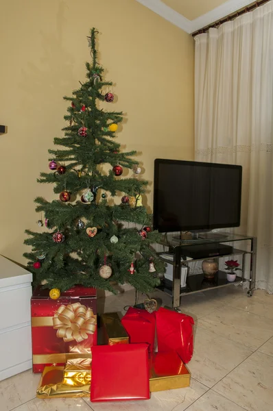 Weihnachtsbaum mit Geschenken — Stockfoto