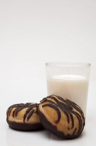 Verre de lait avec beignet au chocolat — Photo